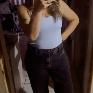 Cliente usando calça wide leg jeans escura