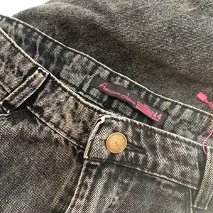 Detalhe do tecido e etiqueta da calça jeans