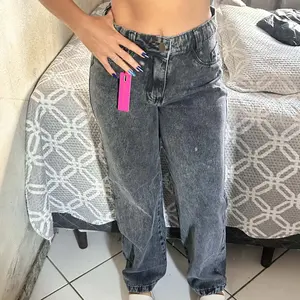 Cliente usando calça wide leg jeans cinza