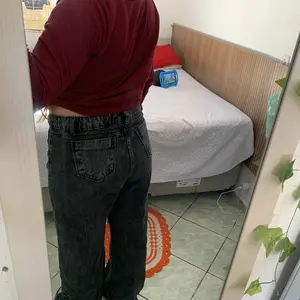 Cliente usando calça wide leg jeans grafite